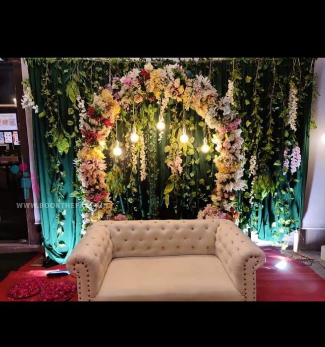 Green Drapes with Arch Theme 