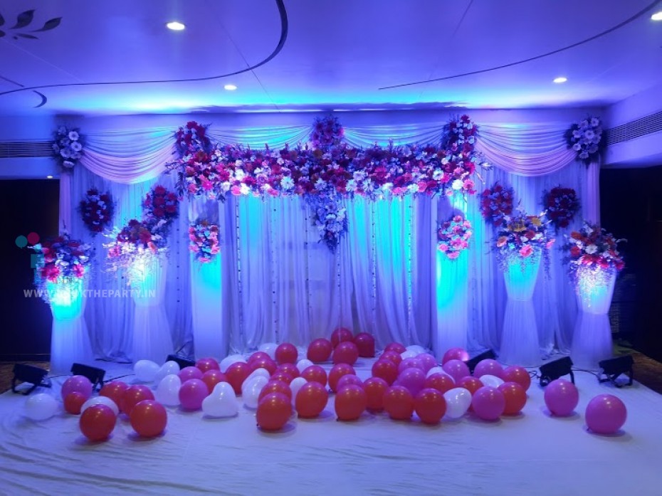 Dollak Pillars with Drapes Theme