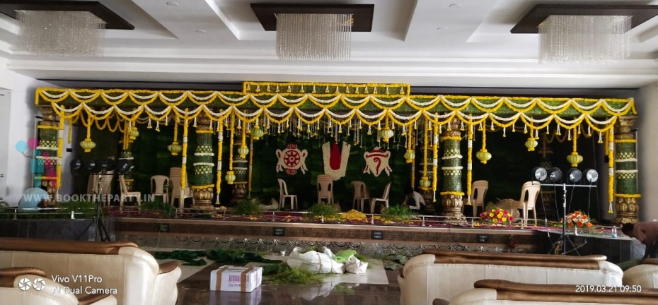 Marigold & Chamanthi Thoran with Coconut Mat Mandapam 