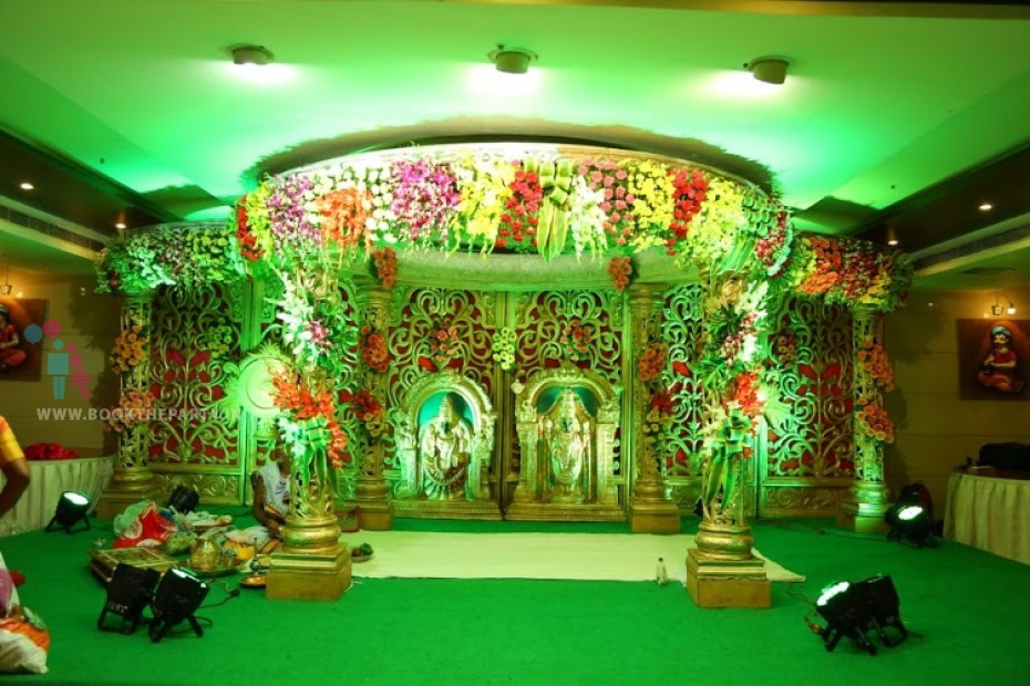 Round Mandapam with Fiber Pillars & Fiber Panels Theme 