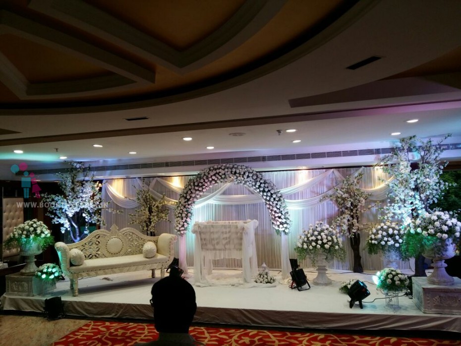 White Drapes With Floral Tree & Arch Theme 