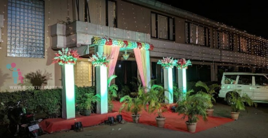 Golden Fiber Jalli Mandapam with Garlands