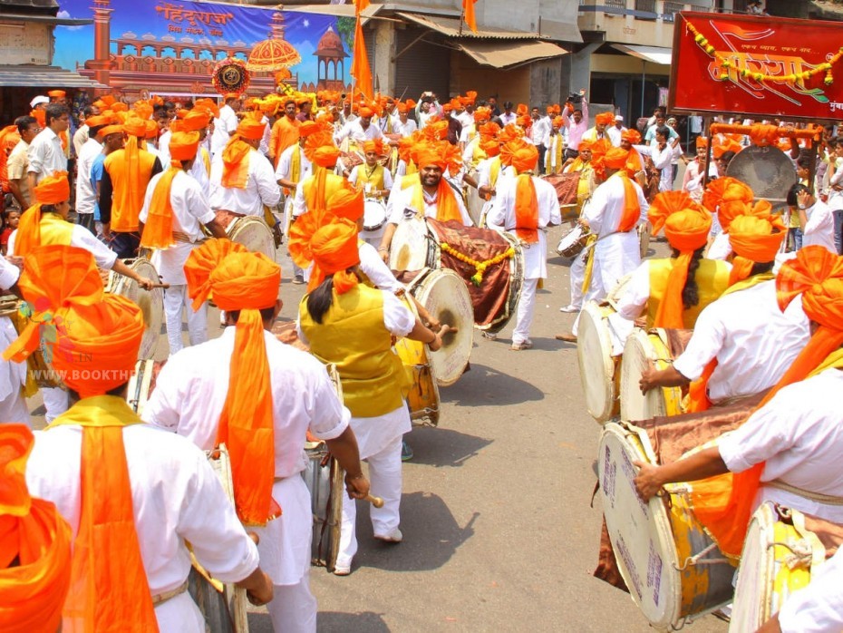 Nashik and Puneri Dhol Team of 30 players