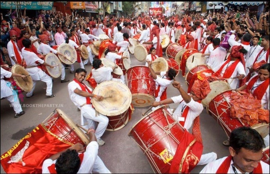 Nashik and Puneri Dhol Team of 15 players