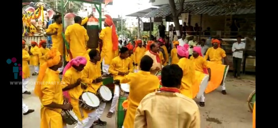 Nashik and Puneri Dhol Team of 40 players