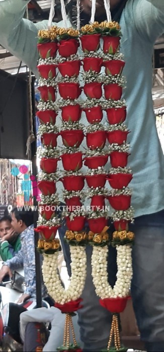 Rose Buds with Dagar Flowers Garland