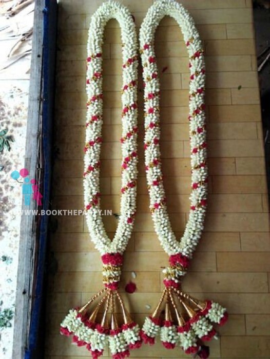 White Dagar Flowers with Red Rose Petals Spiral Garland