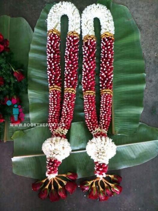 White Dagar Flowers with Rose Petals Garland