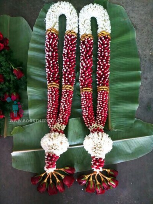 White Dagar Flowers with Rose Petals Garland 