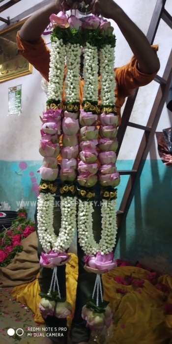 Dagar Flowers with Lotus Garland